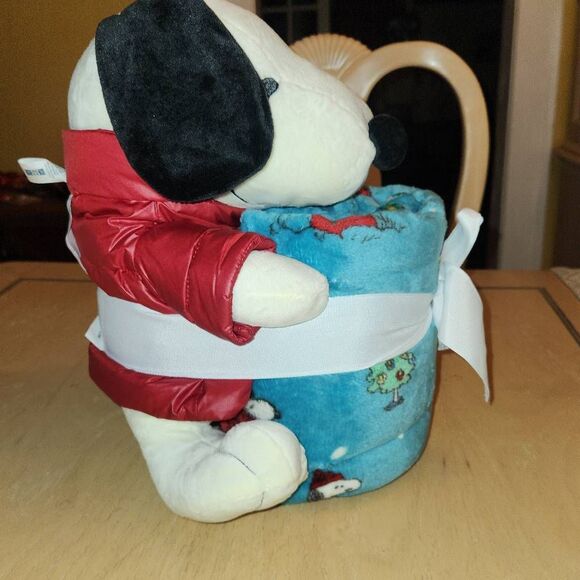 Peanuts Christnas Snoopy Buddy plush and throw blanket - Picture 4 of 7